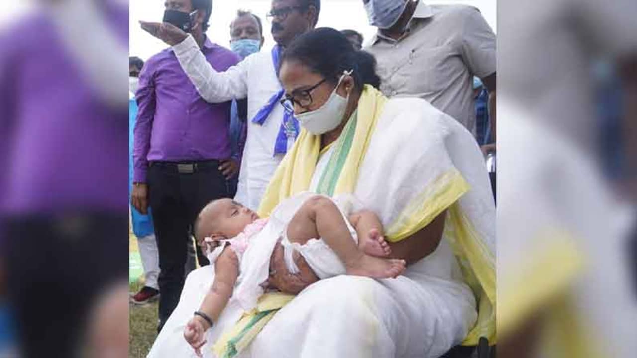 শীতলকুচির শহিদ মঞ্চে ফটো সেশনের কায়দায় ছবি তোলার পরামর্শ মমতার