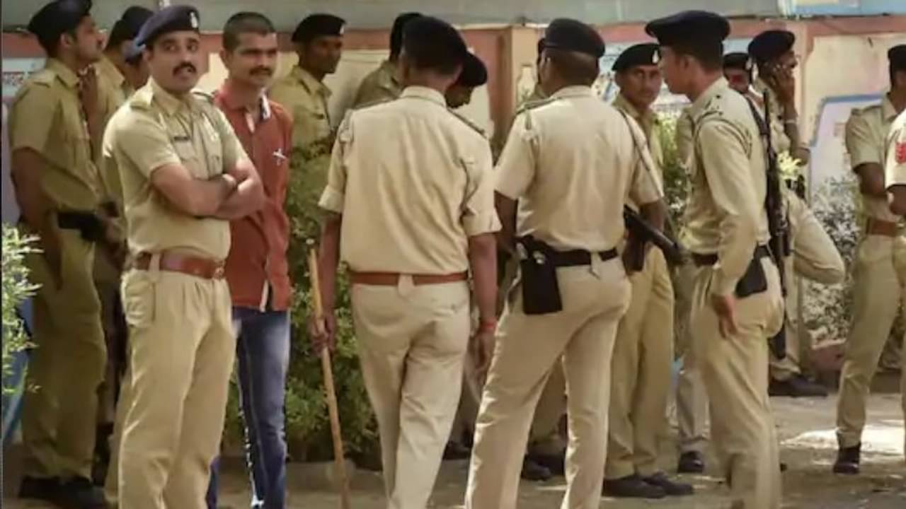 ভিনধর্মী বান্ধবীর পাশে বসার জন্য ছুরির কোপ, গ্রেফতার ৪