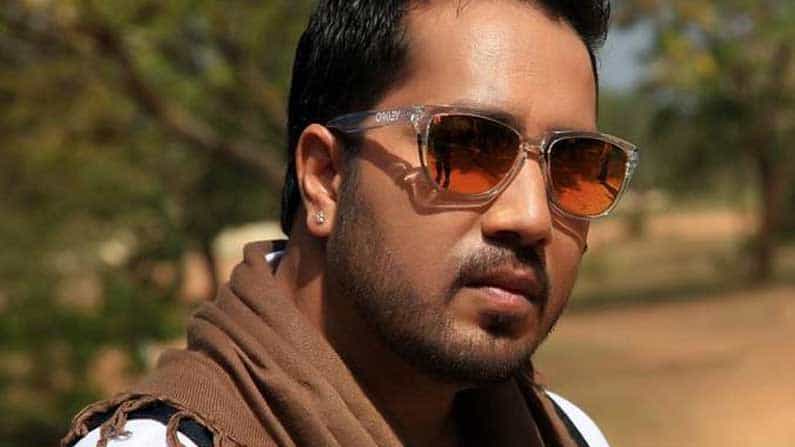 প্রেম করছেন মিকা সিং? কে তাঁর নতুন সঙ্গী? প্রেম করছেন মিকা সিং? কে তাঁর নতুন সঙ্গী?