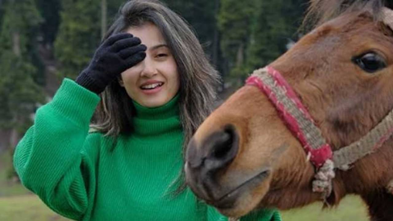 কাশ্মীর বেড়াতে গেলেন মনামী ঘোষ, সঙ্গী কে?