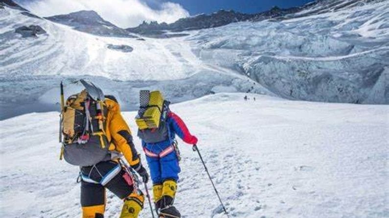 এভারেস্টেও হানা করোনার, অসুস্থ পর্বতারোহীর পরীক্ষা করতেই রিপোর্ট এল পজেটিভ! এভারেস্টেও হানা করোনার, অসুস্থ পর্বতারোহীর পরীক্ষা করতেই রিপোর্ট এল পজেটিভ!