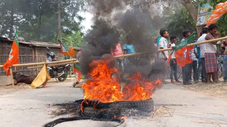 ভস্মীভূত বিজেপির নির্বাচনী কার্যালয়, টায়ার জ্বালিয়ে চলছে বিক্ষোভ