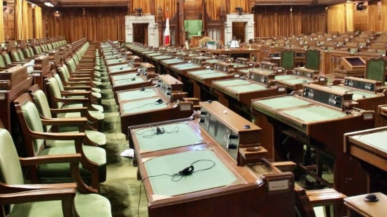 সংসদ বৈঠক চলাকালীন জামা-প্যান্ট খুলে নগ্ন অবস্থায় হাজির সাংসদ