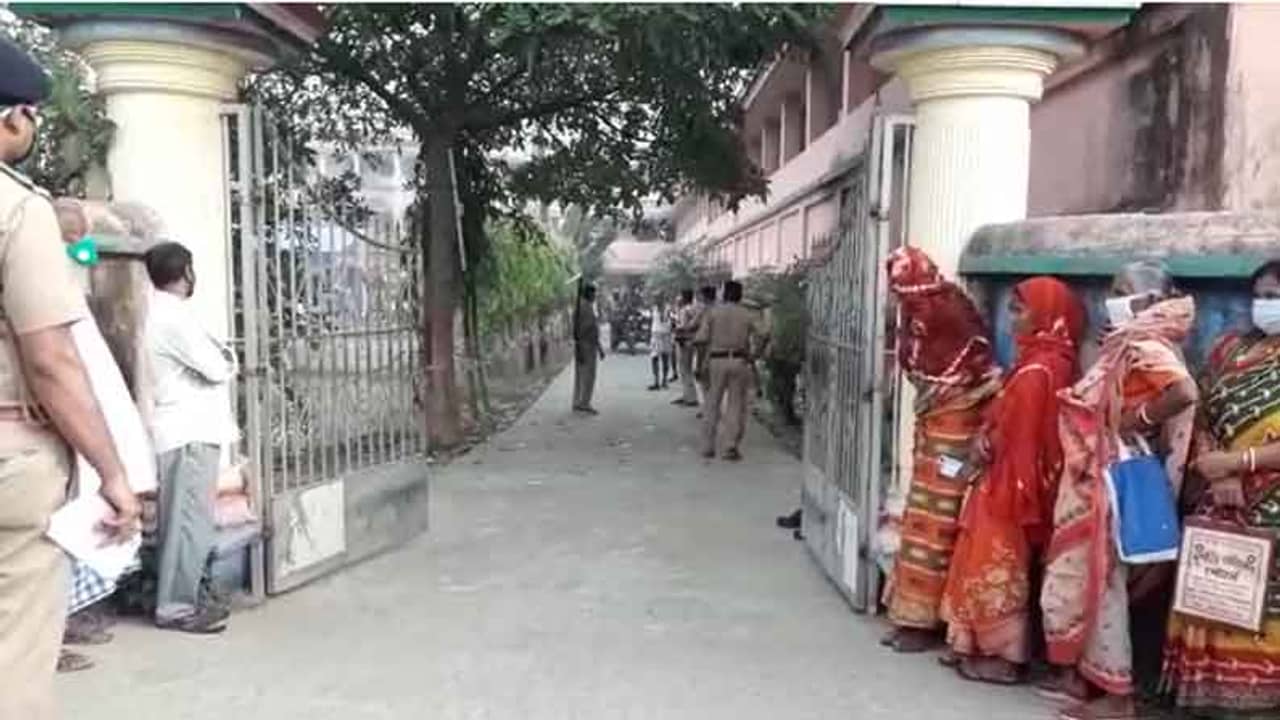 West Bengal Assembly Election 2021 Phase 2: বাইরে তখন ভোটারদের লাইন, বুথের মধ্যেই উদ্ধার হল ভোটের ডিউটিতে আসা পুলিস কর্মীর দেহ!