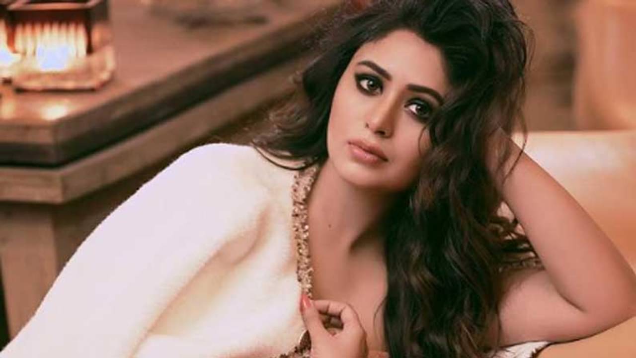 ‘নতুন জীবনের প্রথম দিন’, কেন এ কথা লিখলেন ঋতাভরী?