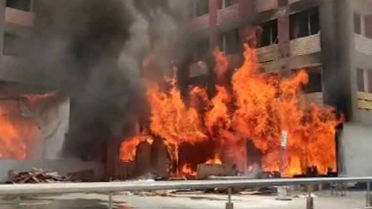 স্কুলে একের পর এক তলা গ্রাস করছে রাক্ষুসে আগুন, ভিতরে তখন আটকে ৫ পড়ুয়া