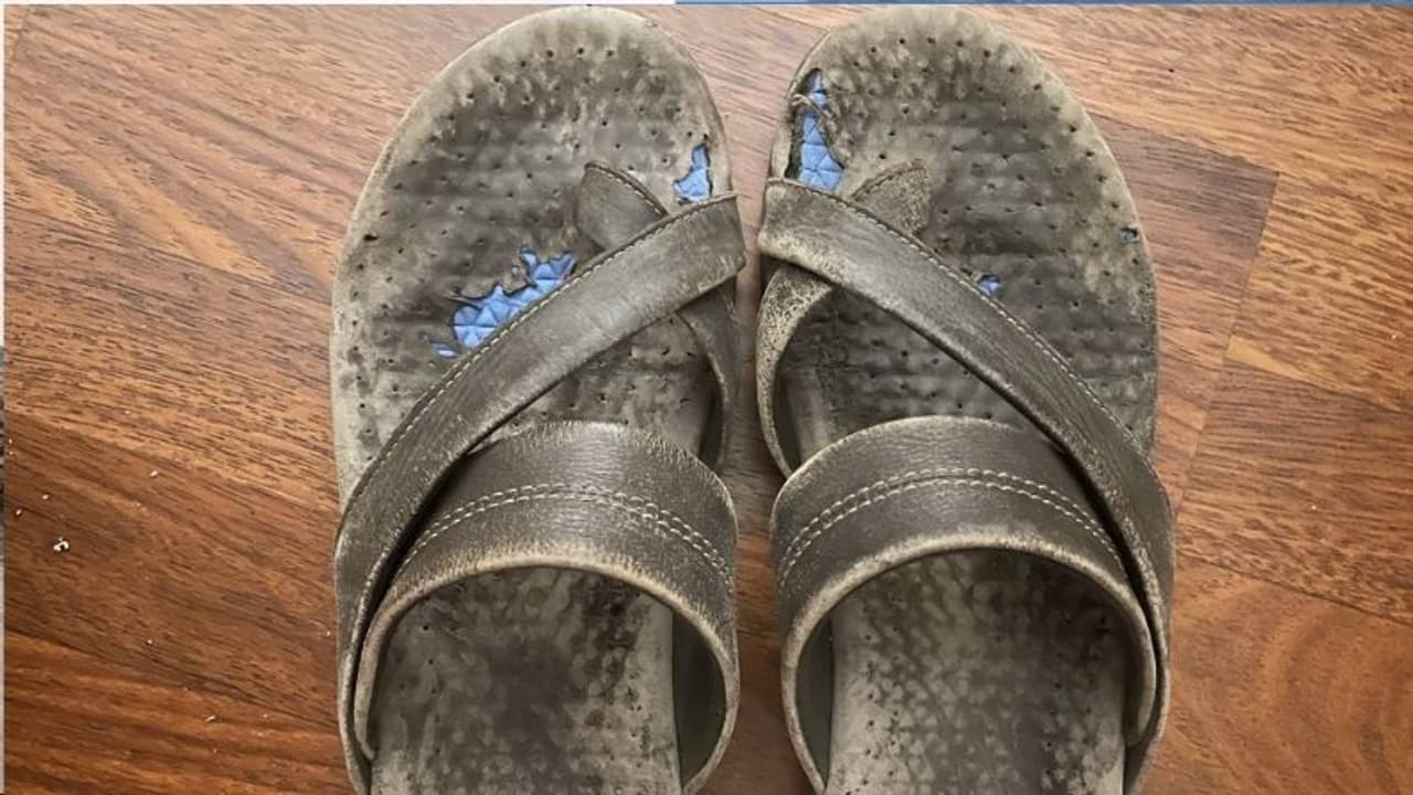 ছেঁড়া জুতো দেখিয়ে প্রচার শেষ কংগ্রেস প্রার্থীর