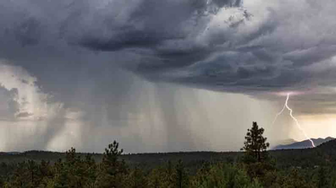 প্রবল বৃষ্টিতে নদীর ধারেই মাথা গুঁজেছিলেন বরযাত্রীরা, বজ্রপাতে প্রাণ হারালেন ১৭ জন