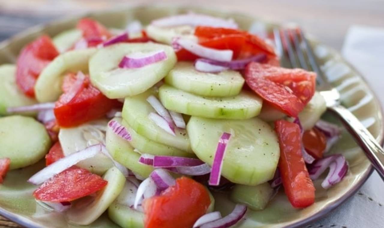 রোজ স্যালাদে শশা আর টমেটো একসঙ্গে খান! কী বিপদ উঁকি দিচ্ছে জানেন?