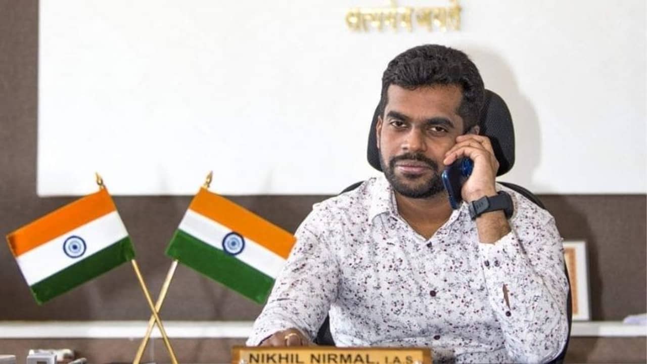 ভোটের মুখে বদলি দাবাং জেলাশাসক, আরও দুই আধিকারিককে সরাল কমিশন