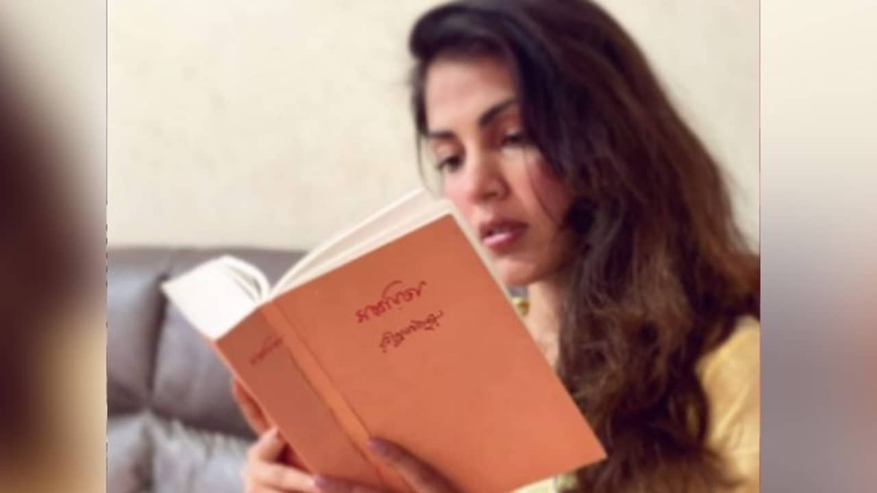 খোলা চুল, হাতে সঞ্চয়িতা, ছবি পোস্ট রিয়ার! বাংলা জানো, প্রশ্ন নেটিজেনের