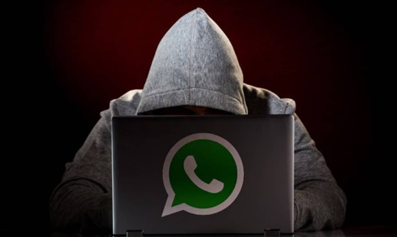 ভুলেও হোয়াটস অ্যাপে এই লিংকগুলো ক্লিক করবেন না! ফোনের নিয়ন্ত্রণ চলে যাবে অন্যের হাতে!