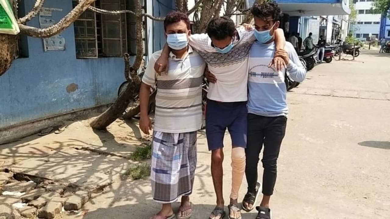 দলবিরোধী কাজ, মেরে কর্মীর পা ভাঙলেন তৃণমূলেরই পঞ্চায়েত প্রধান!