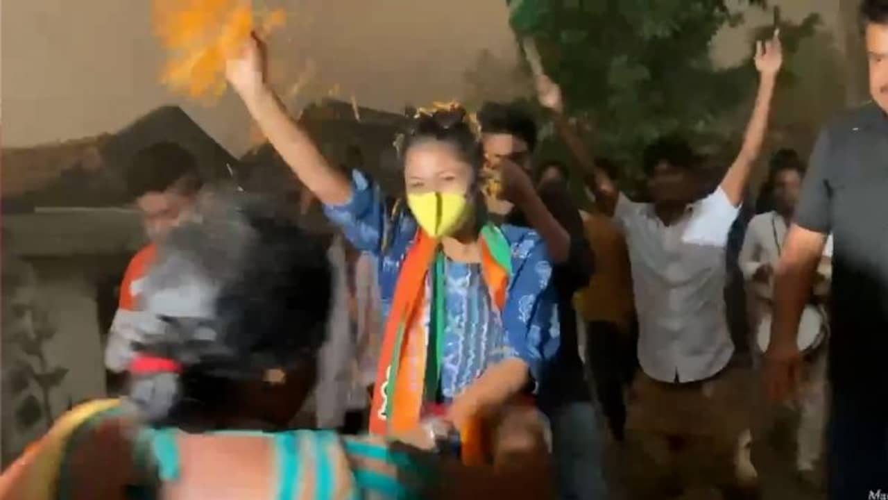 ভিডিয়ো: প্রবল ঝড়েও খেলা থামল না তৃণমূলের থান্ডার গার্ল সায়নীর