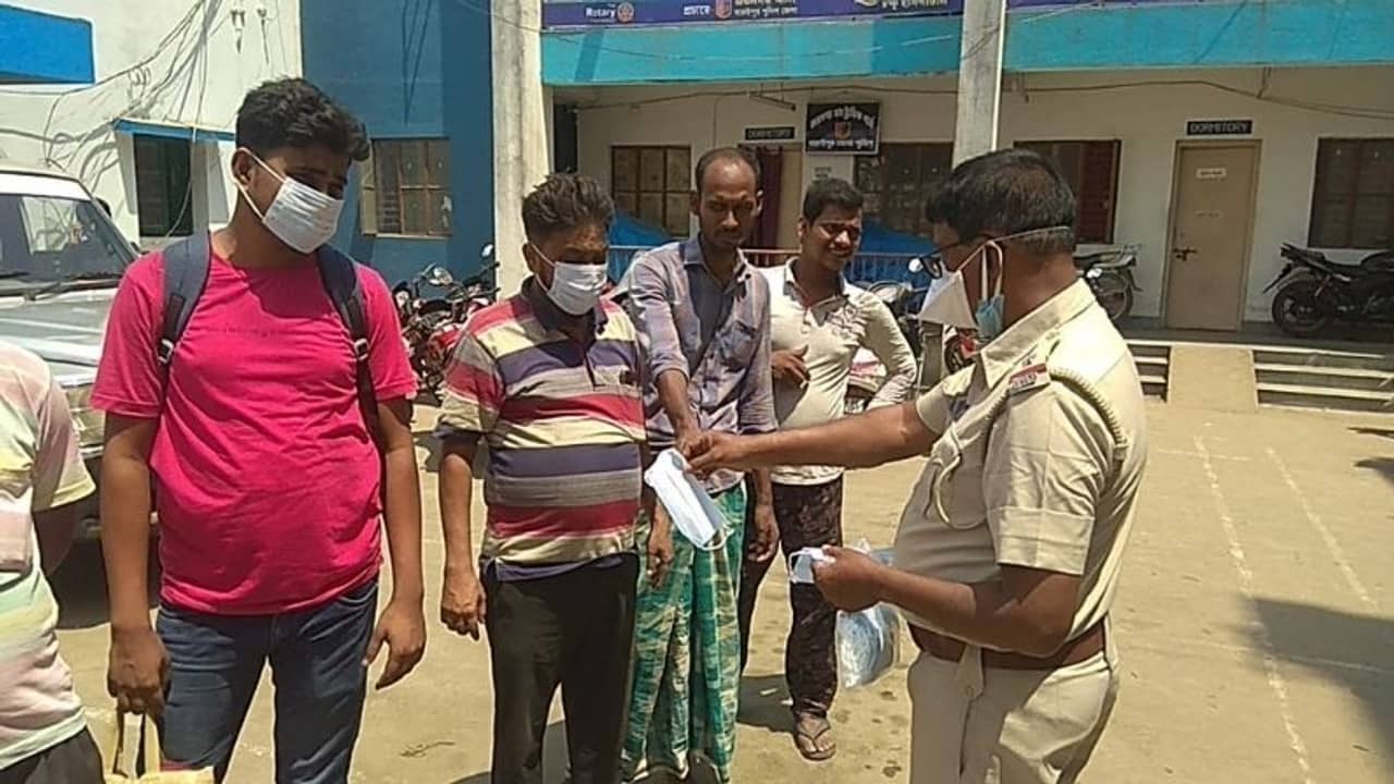 মুখে মাস্ক নেই? শাস্তি হিসাবে দাঁড়াতে হবে চড়া রোদে