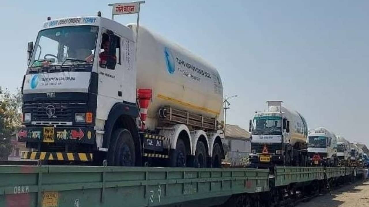 করোনা পরিস্থিতিতে অক্সিজেন এক্সপ্রেস চালাবে রেল, মধ্য ও উত্তরপ্রদেশের আবেদনে সিলমোহর