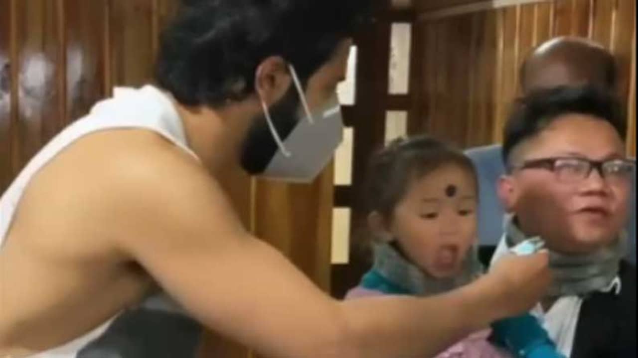 শিশুটির সঙ্গে বিশ্বাসঘাতকতা করলেন বরুণ ধাওয়ান!