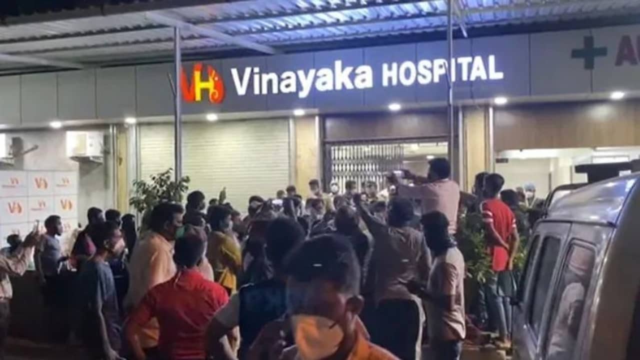 করোনা আবহে অক্সিজেনের অভাব, ৭ জনের মৃত্যুতে বিক্ষোভ হাসপাতালে