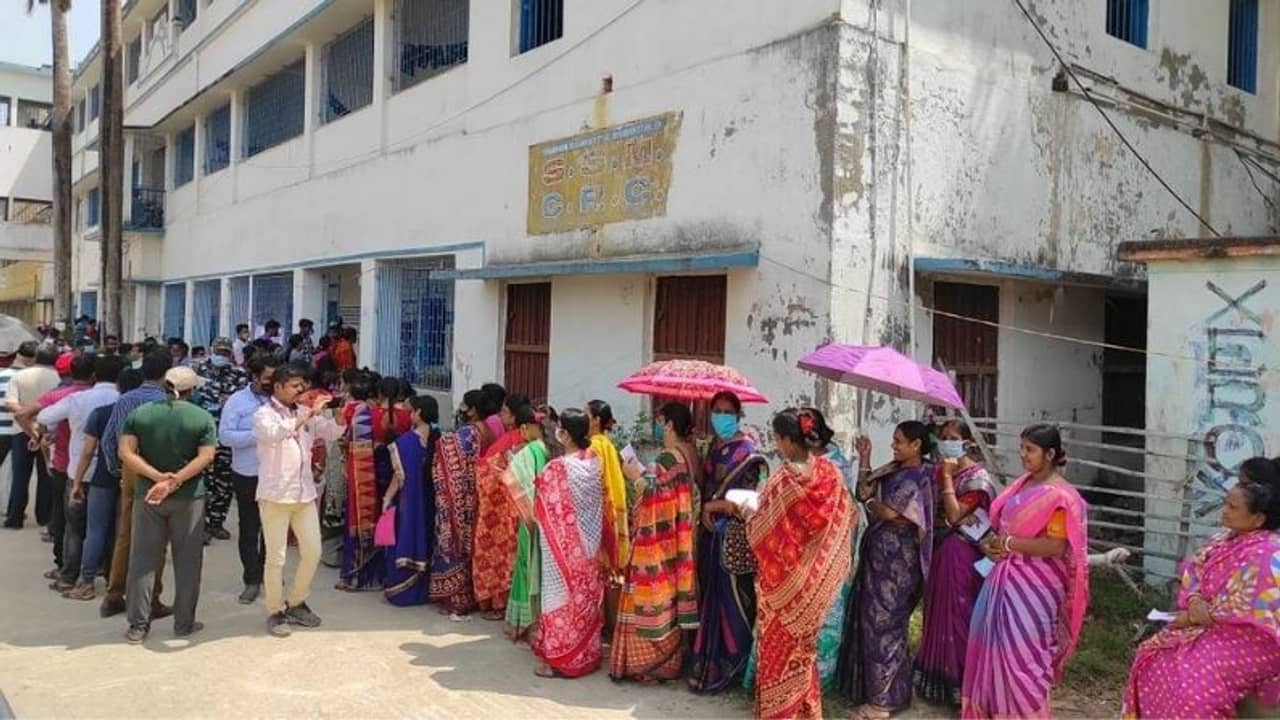 বুথের সামনে গণ্ডগোল করলেই এ বার চরম পদক্ষেপের নির্দেশ নির্বাচন কমিশনের