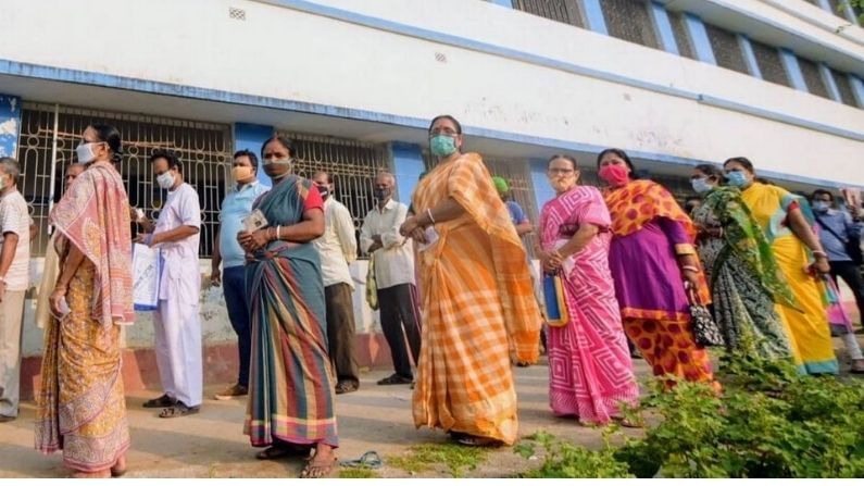 সংক্রমণের উর্ধ্বশ্বাসেই বাকি চার দফা! নীল নকসা তৈরিতে আজ সর্বদল বৈঠকে কমিশন