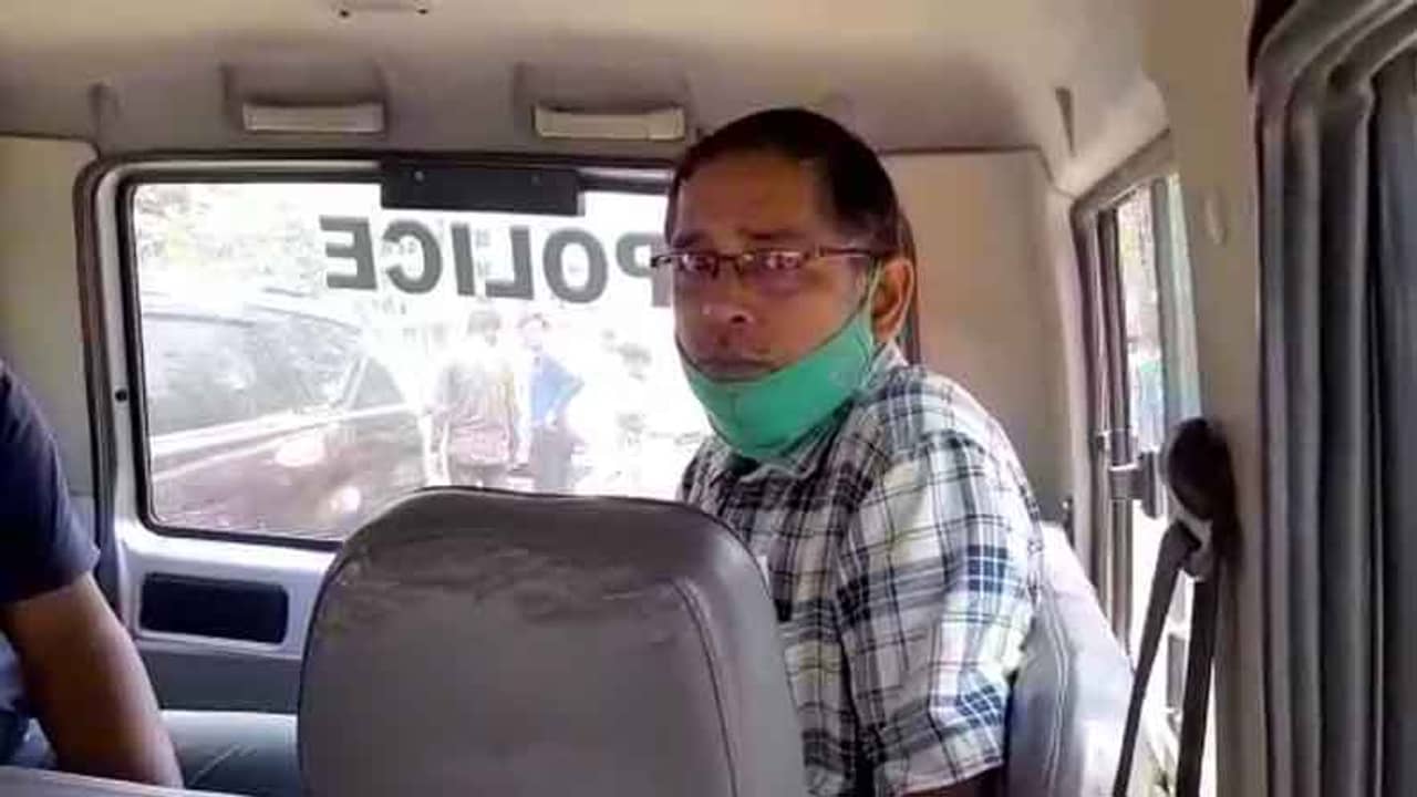 দেখে মনে হবে উচ্চপদস্থ কর্তা, বিমানবন্দর থেকে ফিরছিলেন, ব্যাগ খুলতেই বেরিয়ে পড়ল বাংলায় ভোট হিংসা যাবতীয় সূত্র