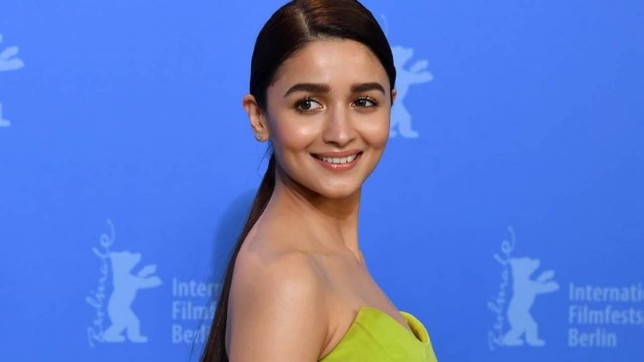 করোনা পরিস্থিতিতে সাহায্যের হাত বাড়িয়ে দিলেন আলিয়া ভাট