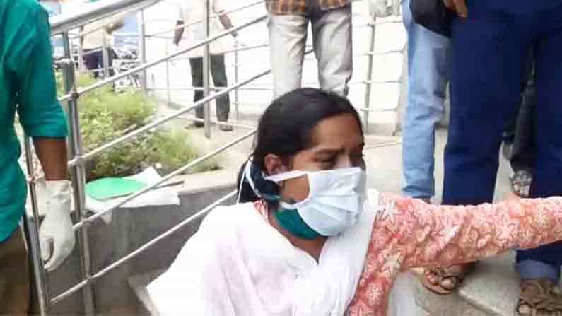 'বাবাকে একটা স্ট্রেচার, একটু অক্সিজেন দিতে পারত না ওরা!' অ্যাম্বুলেন্সেই মৃত্যু করোনা আক্রান্তের 'বাবাকে একটা স্ট্রেচার, একটু অক্সিজেন দিতে পারত না ওরা!' অ্যাম্বুলেন্সেই মৃত্যু করোনা আক্রান্তের