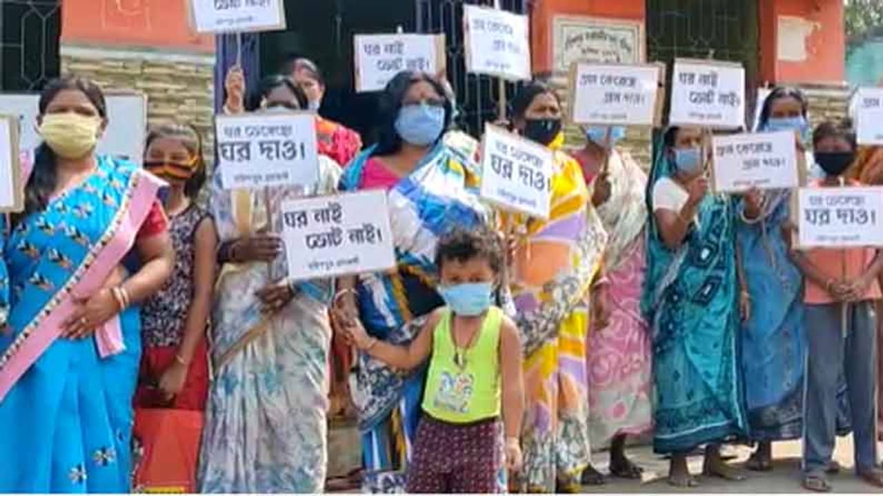 West Bengal Election 2021 Phase 7: ধসে মাটিতে মিশেছে বাড়ি, একরত্তির হাতেও প্ল্যাকার্ড ঘর নাই ভোট নাই