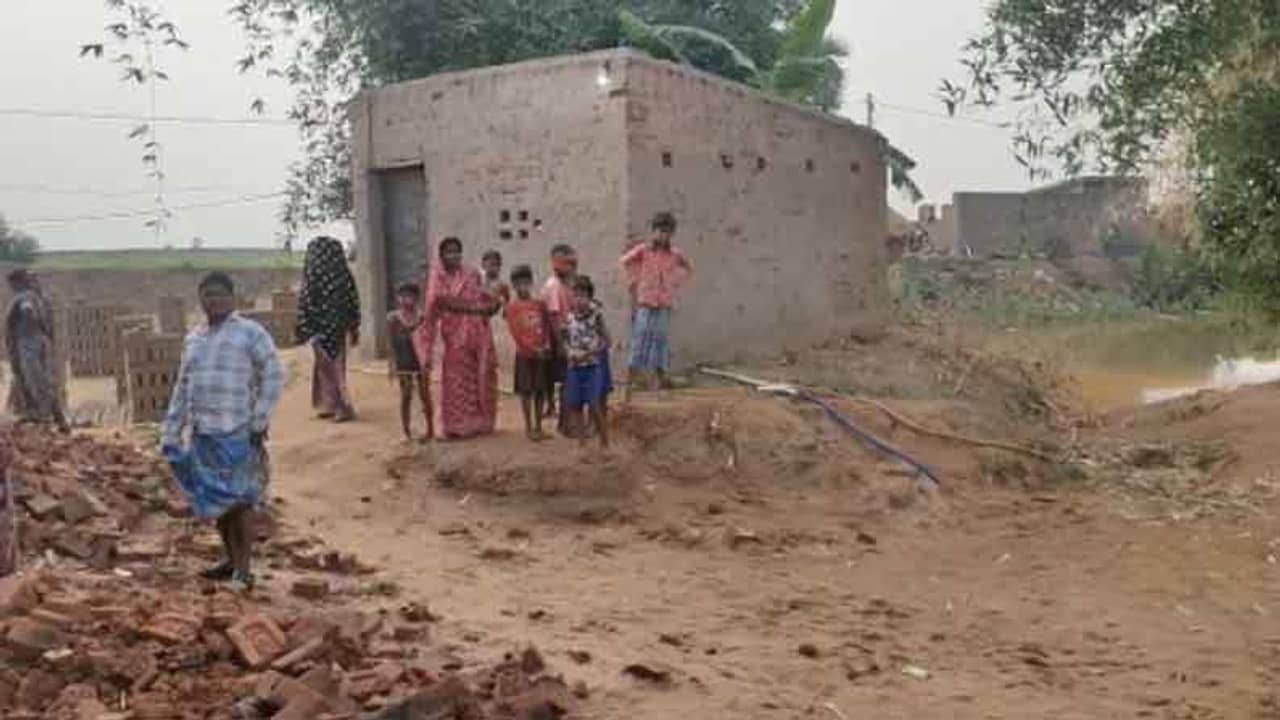 ঝোপের পিছনে রক্তাক্ত অবস্থায় কাতরাচ্ছে যুবক, দুহাত কেটে বেরিয়ে গিয়েছে মাংসপিণ্ড, ঝলসানো মুখ!