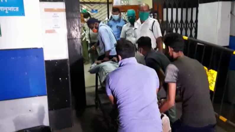 ভোটের আগে তপ্ত তপসিয়া, রাস্তায় ফেলে বিজেপি নেত্রীকে 'মারধর'