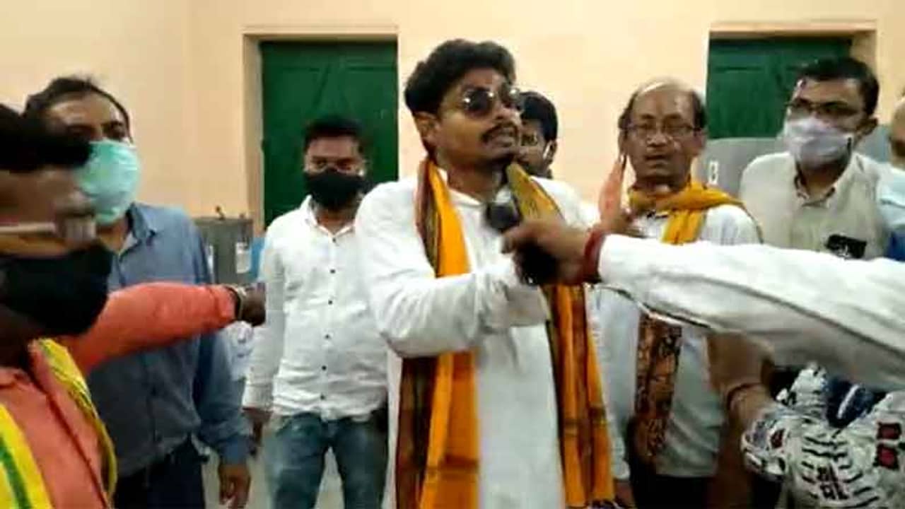 বুথ জ্যামের কায়দায় পোস্টাল ব্যালটে ভোট, তুমুল উত্তেজনা বোলপুরে