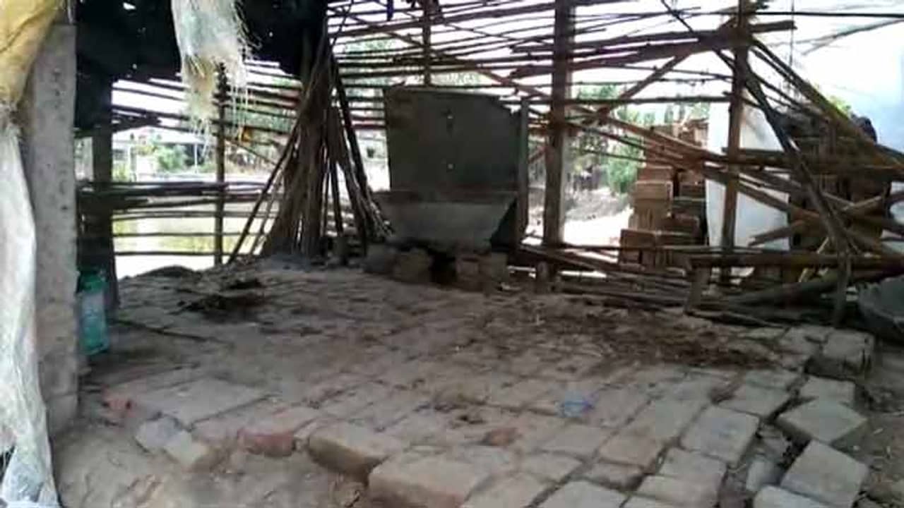 দুর্গন্ধে টিকতে পারছিলেন না পড়শিরা, গোয়ালঘরের মাচা থেকে বস্তা নামাতেই আঁতকে উঠলেন স্থানীয়রা