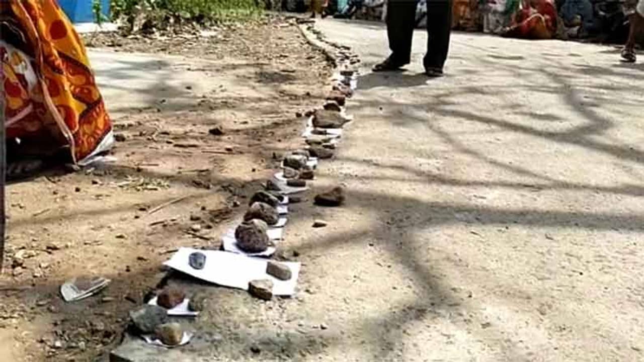 করোনা কড়চা: বিপদের ঝুঁকি এড়াতে ভ্যাকসিনের লাইনে সারি সারি ইটের টুকরো!