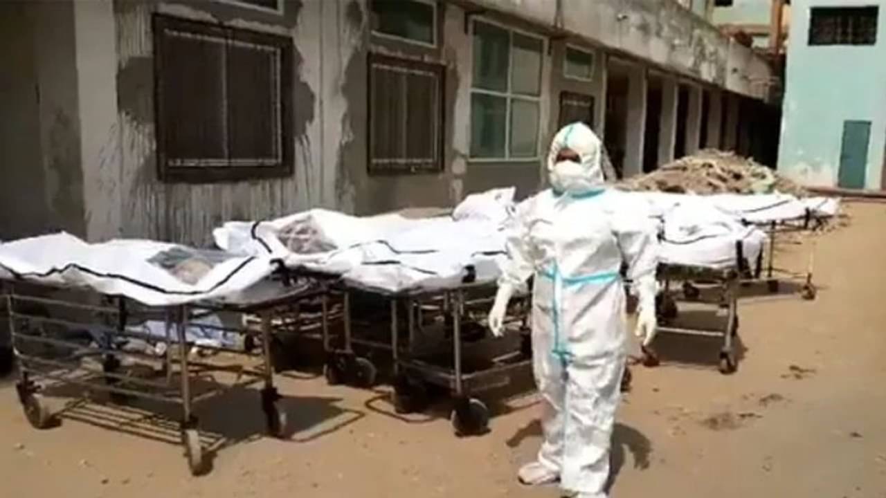 সরকারি হাসপাতালে গড়াগড়ি খাচ্ছে মৃতদেহ, করোনা আবহে শিউরে ওঠার মতো দৃশ্য