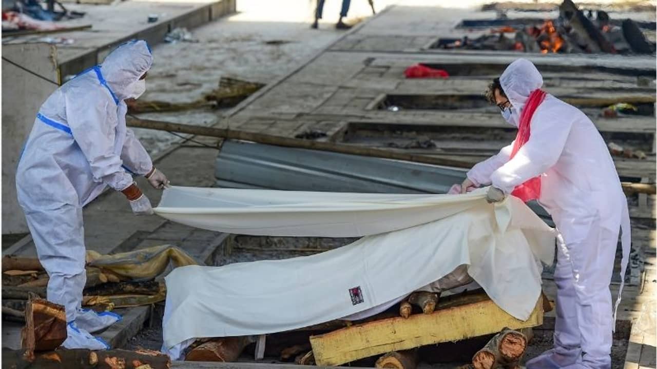 শ্মশানে মৃতদেহের স্তূপ, ফুরিয়ে যাচ্ছে চিতা জ্বালানোর কাঠ, রাজ্যের হিসাবে বলছে অন্য কথা!