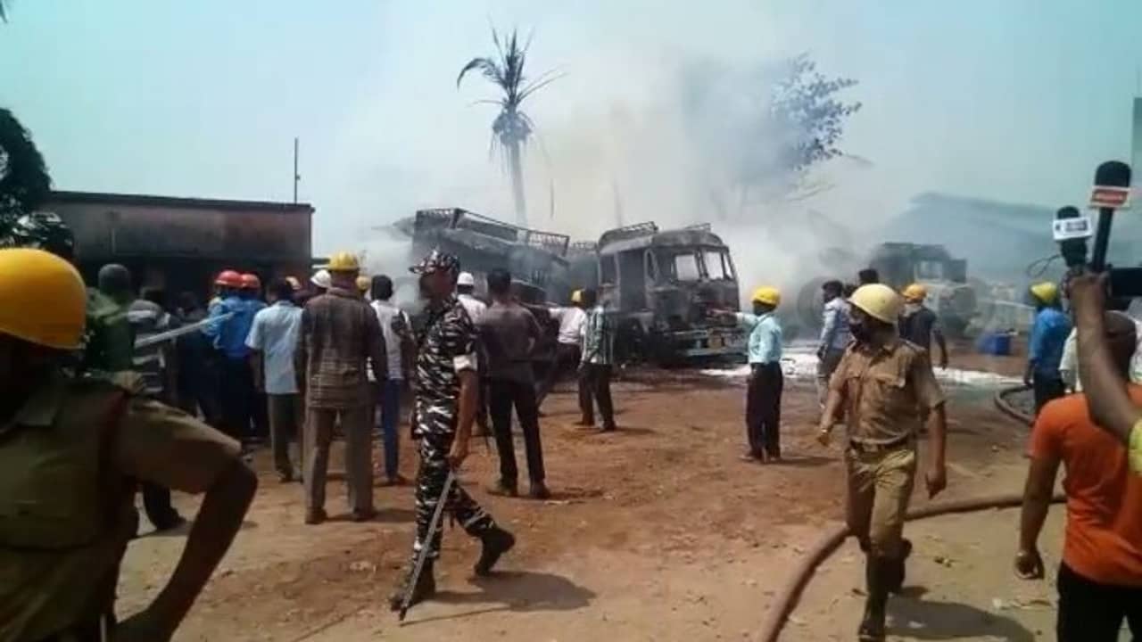 নিমতলার খনিজ তৈল শোধনাগারে আগুন নিয়ন্ত্রণে বাড়ল ইঞ্জিনের সংখ্যা