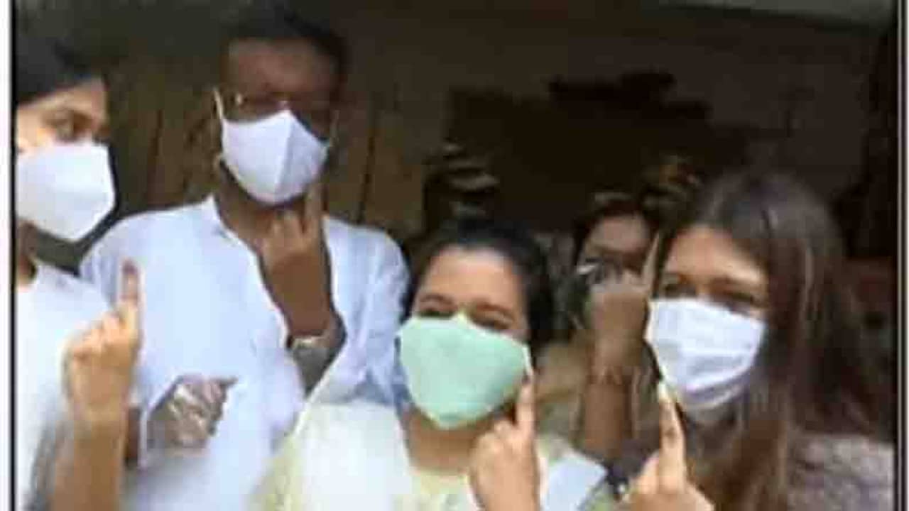 West Bengal Election 2021 Phase 7: তারাতলায় ফিরহাদ হাকিমকে ঘিরে উঠল জয় শ্রীরাম স্লোগান