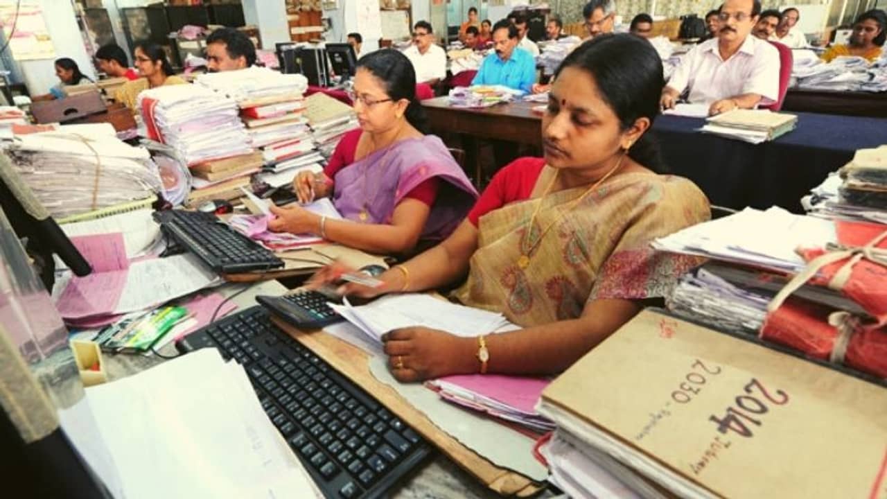 ৫০ শতাংশ উপস্থিতি, ৪৫ উর্ধ্বদের টিকা, করোনাকালে সরকারি কর্মীদের নয়া গাইডলাইন