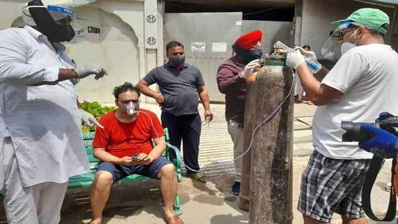 অতিমারিতে হাহাকার! অক্সিজেন লঙ্গর খুলে মানবতার পাঠ পড়াচ্ছে গুরুদ্বার