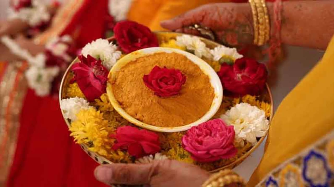 করোনা আবহে ছুটি পাননি, অগত্যা থানাতেই গায়ে হলুদ সারলেন মহিলা কনস্টেবল