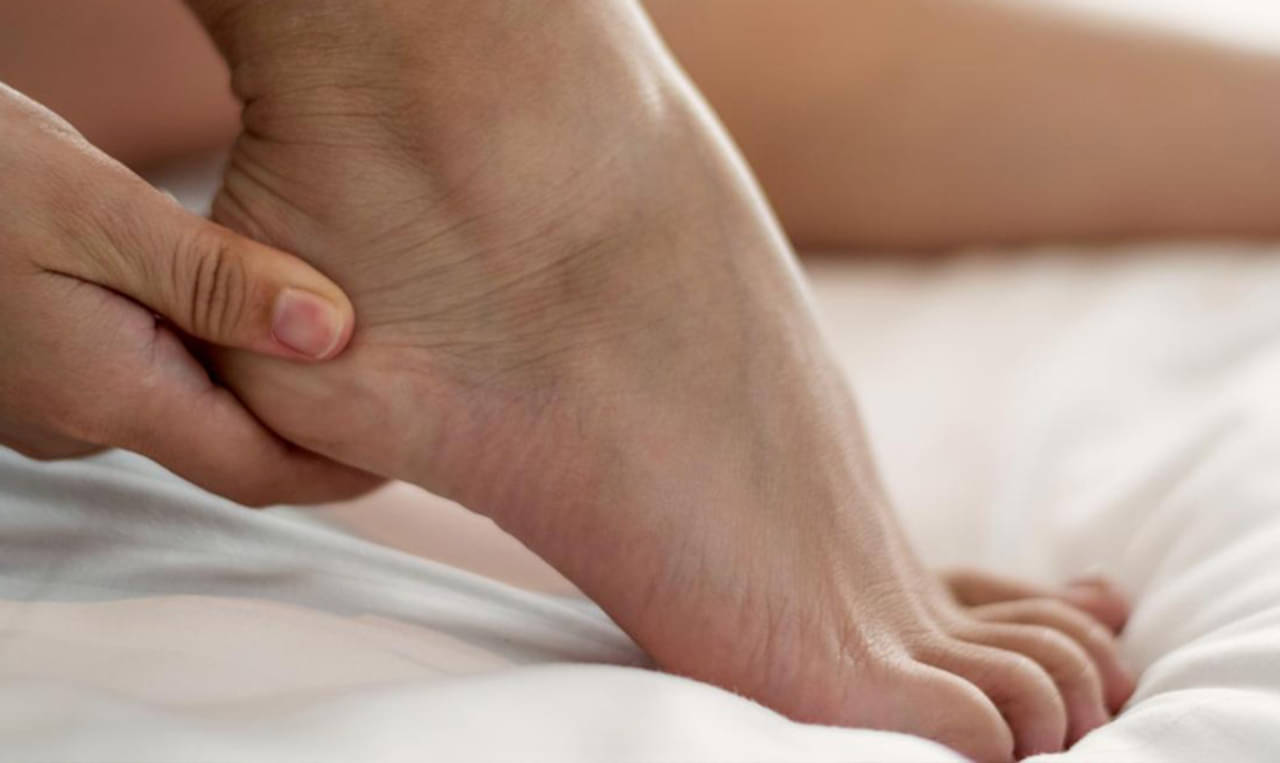 সকালে উঠেই গোড়ালিতে ব্যথা অনুভব করেন? বিপদের আগেই সাবধান হোন...