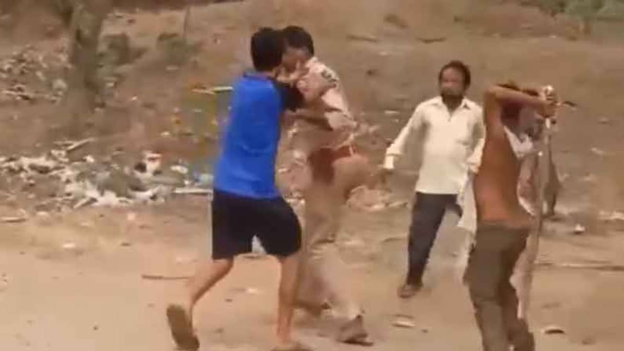 করোনার রক্তচক্ষু উপেক্ষা করেই মেলা, বন্ধ করতে বলে বেধড়ক মার খেল পুলিশ