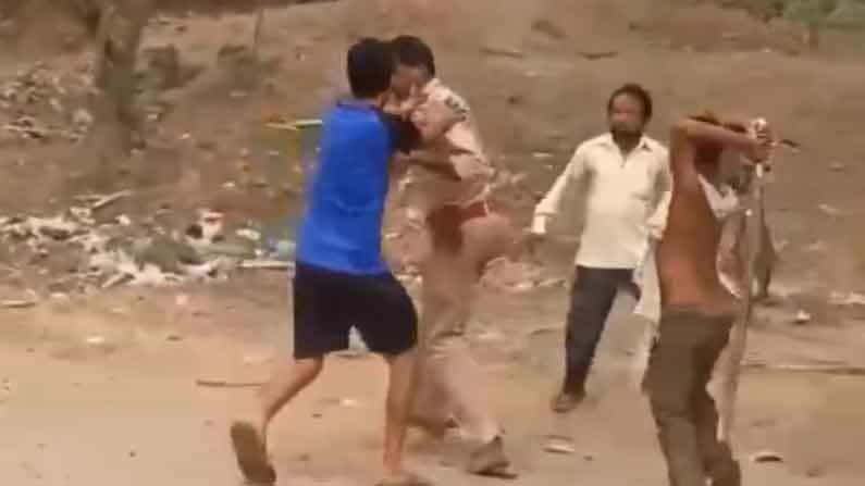 করোনার রক্তচক্ষু উপেক্ষা করেই মেলা, বন্ধ করতে বলে বেধড়ক 'মার' খেল পুলিশ