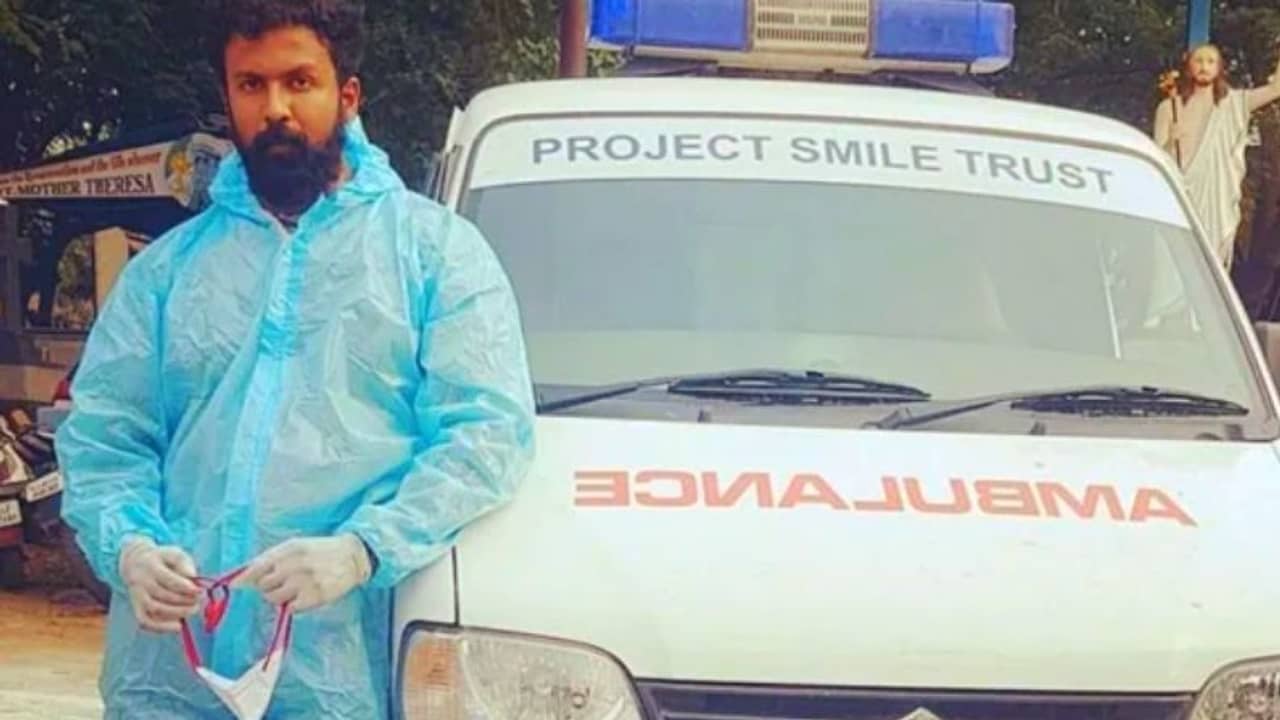 সাধারণকে জরুরি পরিষেবা দিতে তারকার গ্ল্যামার ছেড়ে অ্যাম্বুলেন্সের স্টিয়ারিং ধরলেন অভিনেতা