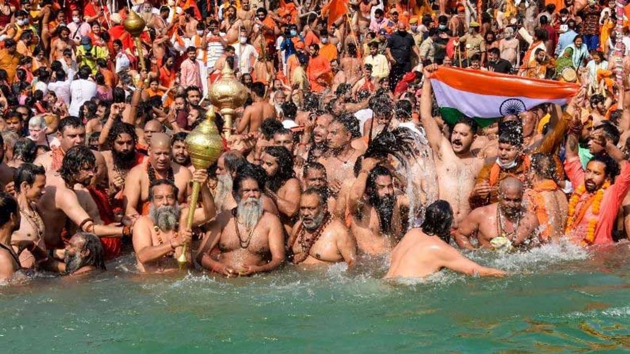 কমবে না কুম্ভ মেলার মেয়াদ, সমালোচনাতেও অনড় প্রশাসন