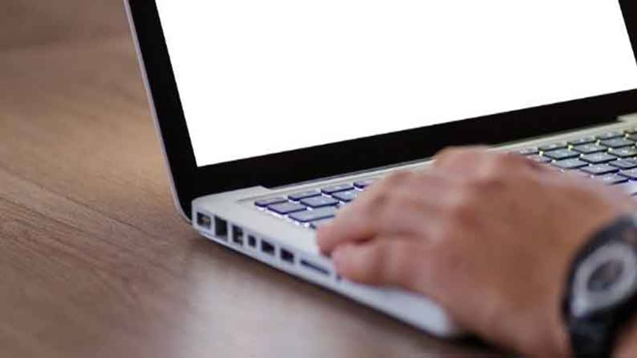 বাড়িতে বসে ল্যাপটপে টানা কাজ, গরম হচ্ছে মেশিন? কীভাবে ঠাণ্ডা রাখবেন...