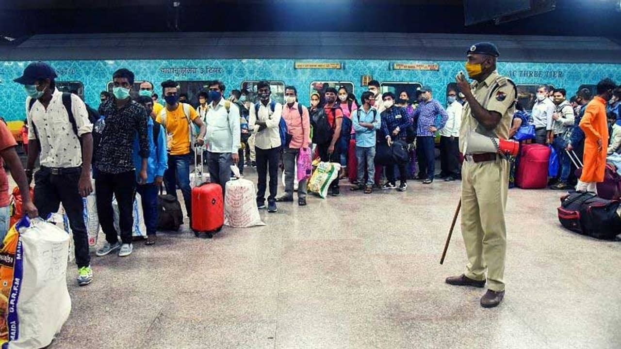 করোনা নিয়ন্ত্রণে লকডাউন-সম নিষেধাজ্ঞা জারি মহারাষ্ট্রে, কী কী খোলা থাকবে আগামী ১৫ দিন?