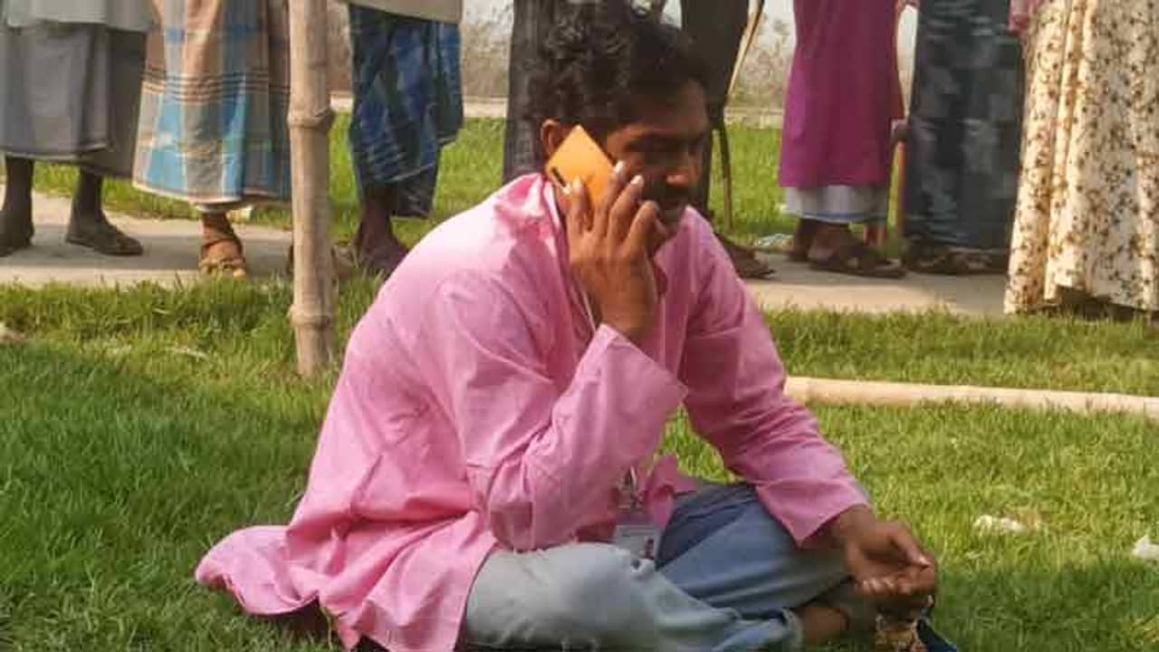 West Bengal Assembly Election 2021 Phase 3: বোমা-পিস্তল নিয়ে ঘুরছে তৃণমূল, বুথের সামনে বসে পড়লেন আইএসএফ প্রার্থী