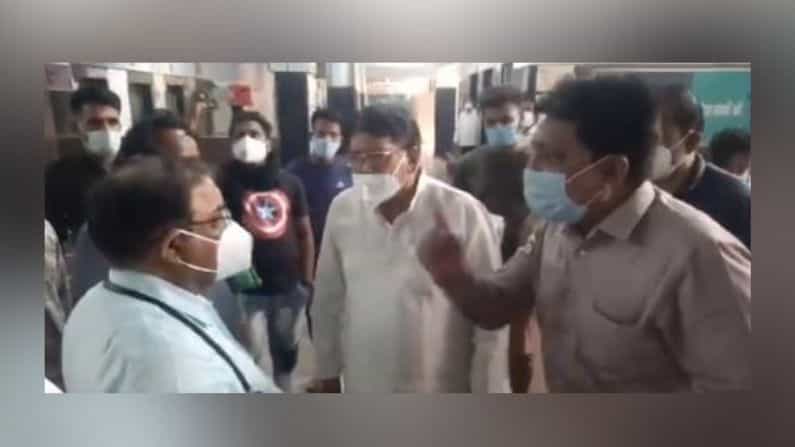 করোনা রোগীর মৃত্যুতে শাসানি কংগ্রেস নেতার, 'অপমানে' ইস্তফা চিকিৎসকের করোনা রোগীর মৃত্যুতে শাসানি কংগ্রেস নেতার, 'অপমানে' ইস্তফা চিকিৎসকের