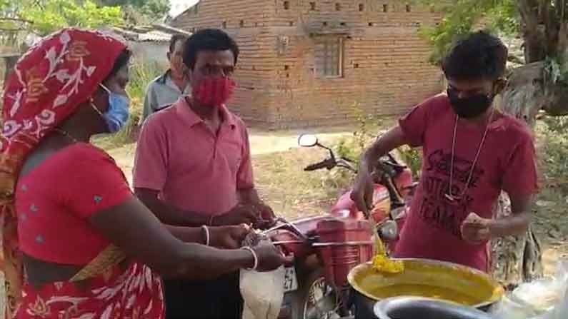 West Bengal Assembly Election 2021 Phase 8: বুথের বাইরে মুড়ি খেল ভোটাররা, সঙ্গে ফুলুরি-ঘুগনি, পড়ল 'তৃপ্তির' ভোট!